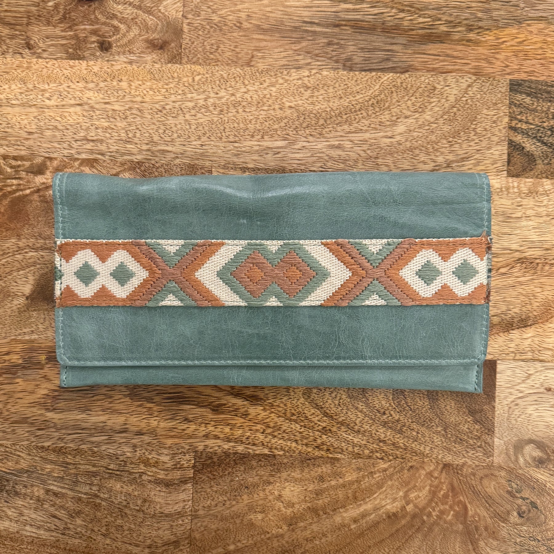 *Elizabeth Wallet* – Satchel.